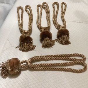 Curtain drape tiebacks